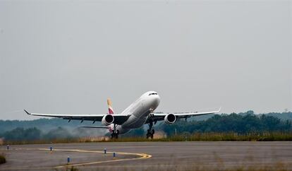 Avión de Iberia despegando.