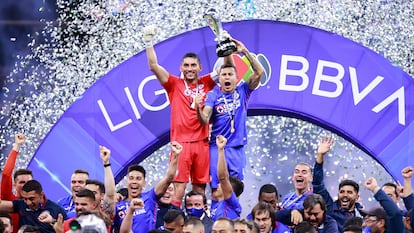 Jesús Corona y Julio César Domínguez celebran el título del Cruz Azul, en el estadio Azteca.