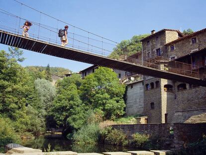 Puente colgante de madera en Rupit (Barcelona).