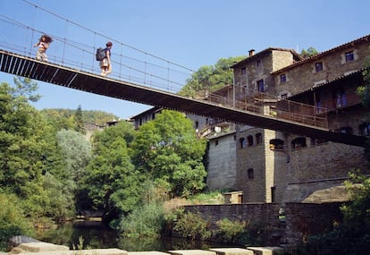 Puente colgante de madera en Rupit (Barcelona).