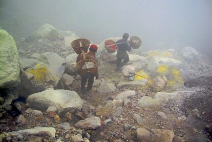 La mina consiste en unas tuberías que canalizan el vapor sulfúrico que sale de las fumarolas del volcán. Esos tubos expulsan el azufre que, al contacto con el aire se solidifica. La temperatura supera los 150 grados.