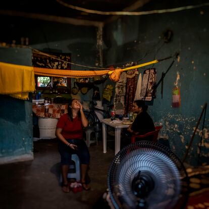 Jessica Rodríguez y María Jiménez platican en un cuarto de su casa. La vivienda están en un edificio que albergaba la estación de ferrocarril en el municipio de Escárcega, Campeche (México), el 28 de mayo de 2020. El presidente de México, Andrés Manuel López Obrador, ha dado inicio a las obras de construcción del Tren Maya.