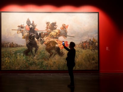 'Duelo entre Peresvet y Chelubei', del pintor Mikhail Ivanovich Avilov, en la muestra anual 'Guerra y Paz en el arte ruso' del Museo Ruso de San Petersburgo.