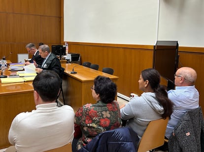 Cuatro responsables de una residencia de Sant Quirze del Valls (Barcelona), en la Audiencia de Barcelona acusados de dejar a 21 ancianos desnutridos y con mala higiene.