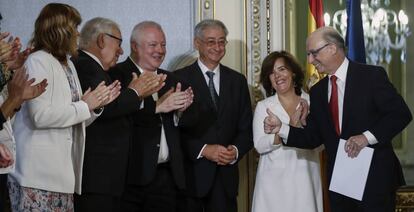 El ministro de Hacienda, Cristóbal Montoro, y la vicepresidenta del Gobierno, Soraya Sáenz de Santamaría, tras recibir el informe sobre financiación autonómica.