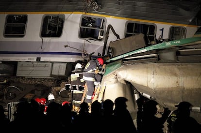 Los servicios de rescate tratan de acceder al interior de los trenes que colisionaron al sur del país.