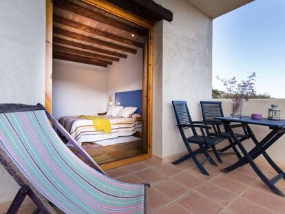 Habitación con terraza en la hospedería Bajo el Cejo, en Murcia.