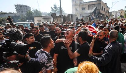 Un hombre solloza durante el funeral en Tulkarem (Cisjordania) de los cuatro palestinos asesinados por el ejército de Israel.  