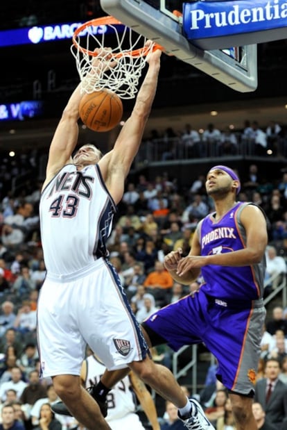 Kris Humphries hace un mate durante el partido ante los Suns.