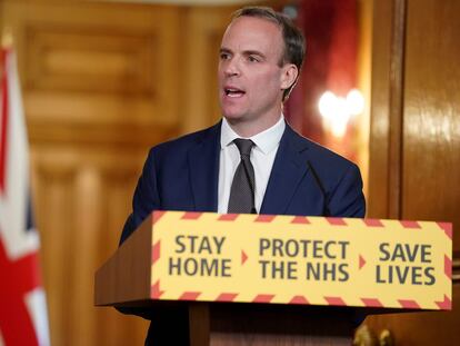 El ministro de Exteriores, Dominic Raab, quien ha sustituido a Boris Johnson durante su enfermedad, anuncia este miércoles el número de fallecidos por el virus en el Reino Unido.