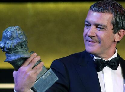 L'actor Antonio Banderas observa el seu Goya d'Honor.