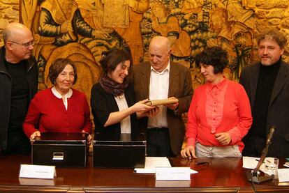 Arriba, la familia de Raimundo Patiño con Ferrín (centro) y Manuel Rivas (a la derecha).