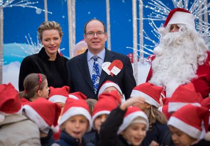 El príncipe Alberto II de Mónaco y su esposa, la princesa Charlene junto a los niños en la tradicional enterga de regalos de Navidad en el palacio monegasco. Este evento tiene lugar cada año antes de Navidad.