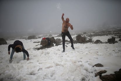 Algunos turistas iraquíes juegan con la nieve en el Monte Korek, en Irak.