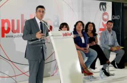 El lehendakari, Patxi López (i), durante la clausura hoy de una jornada de reflexión y debate en torno a las políticas de Igualdad organizado por el Foro de Debate Publikoa en el palacio Euskalduna de Bilbao.