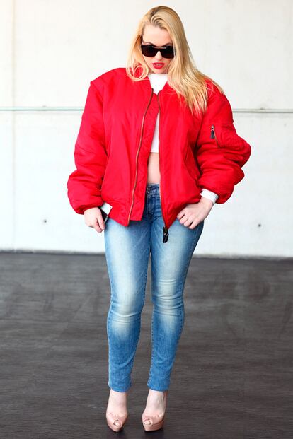 Pillamos a Daniela Blume, conocida presentadora de radio, con este llamativo estilismo protagonizado por la cazadora bomber de color rojo intenso. La polifacética Daniela completó su elección con pantalón de Levi’s y zapatos de Christian Loboutin.