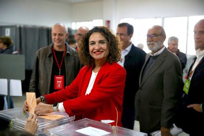 La ministra de Hacienda en funciones y cabeza de lista del PSOE al Congreso por Sevilla, María Jesús Montero, ejerce su derecho al voto en el colegio Safa de Sevilla.