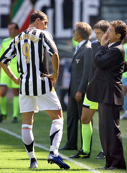 Tras su buen trabajo en el Ajax, el Juventus de Turín le ficha por 19 millones de euros en agosto de 2004. Fabio Capello, ganador de dos Ligas con el Real Madrid, dirigía por entonces al conjunto turinés y elogió en numerosas ocasiones la aportación que el sueco hacía al equipo. Dos años después de su fichaje, Ibrahimovic cambió la camiseta 'bianconera' por la 'neroazurra' debido al escándalo del 'Moggigate' y el consiguiente descenso de categoría del Juventus.