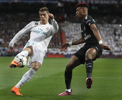 Cristiano Ronaldo se hace con el control del balón.