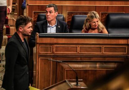 Gabriel Rufián pasa frente a Pedro Sánchez y Yolanda Díaz en el Congreso de los Diputados.