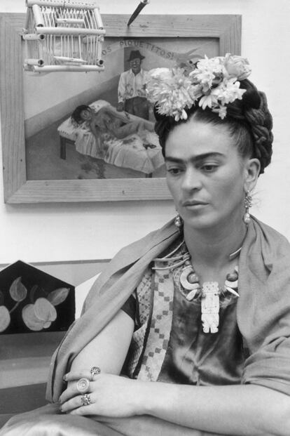 La pintora Frida Kahlo en su casa mexicana alrededor de 1945,