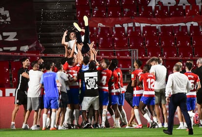 Los jugadores del Granada mantean a su entrenador, Diego Martínez.