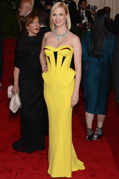 January Jones con un diseño rígido de Versace y joyas de Cartier.