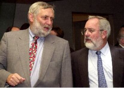 Franz Fischler, a la izquierda, y Miguel Arias Cañete, ayer en Luxemburgo.