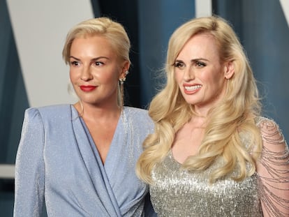 Ramona Agruma y Rebel Wilson en la fiesta celebrada por la revista Vanity Fair después de los Oscar, en marzo de 2022 en Beverly Hills, California.