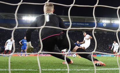 Momento del lanzamiento errado de N'Zonzi ante el Leicester.