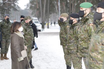 La ministra de Defensa, Margarita Robles, este jueves, con los militares españoles desplegados en Adazi (Letonia).