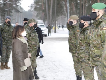 La ministra de Defensa, Margarita Robles, este jueves, con los militares españoles desplegados en Adazi (Letonia).