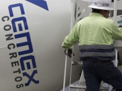 Un trabajador comprueba uno de los camiones de cemento de Cemex.