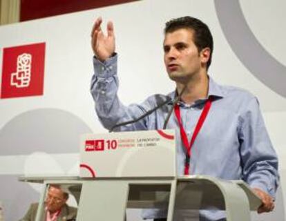 El nuevo secretario provincial del PSOE de Burgos, Luis Tudanca, pronuncia su discurso tras ser elegido para el cargo en el X congreso del partido. EFE/Archivo