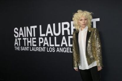 Lady Gaga, antes de entrar al desfile de Saint Laurent en Los Ángeles.