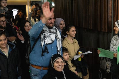 Shadi Abed, palestino refugiado en México desde 2018, encabezó la odisea legal para lograr la reunificación con su madre, hermanos y sobrinos.  Cuando inició el último asedio en la Franja, su padre, Kamal Abed, naturalizado mexicano, inició los trámites para sacar a la familia. Tras su muerte en marzo de 2024, Shadi continuó la lucha de su padre con el apoyo del colectivo 'De Gaza a México' y de la Clínica Jurídica para Personas Refugiadas 'Alaíde Foppa', de la Universidad Iberoamericana.