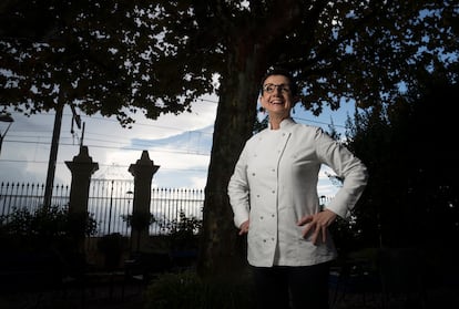 Carme Ruscalleda, en una imagen de archivo, en el jardín del restaurante Sant Pau, en Barcelona, cerrado en 2018.