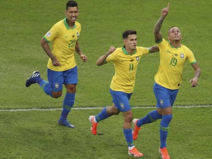 Everton celebra su gol junto a Coutinho.