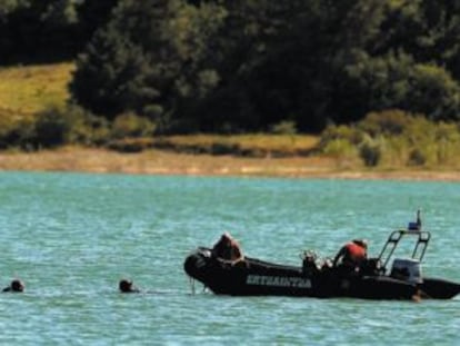 Una zodiac de la Ertzaintza participa en las tareas de búsqueda de un desaparecido en el pantano de Ullibarri.