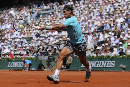 Nadal golpea una bola durante la final masculina de Roland Garros 2014.