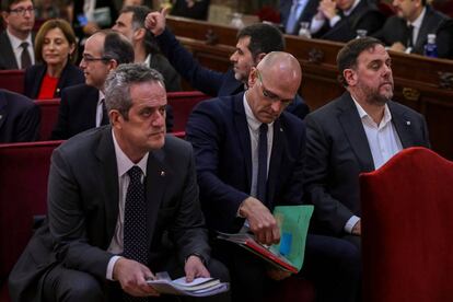 Joaquim Forn (izquierda), junto a Romeva y Junqueras, en el juicio del 'procés'.