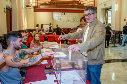 Patxi López votaba el domingo en un colegio de Portugalete.