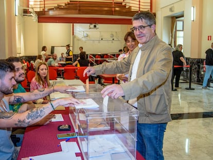 Patxi López votaba el domingo en un colegio de Portugalete.