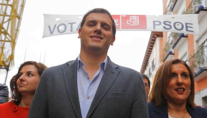 Albert Rivera pasea bajo una pancarta del Psoe por el centro de Guadalajara. 