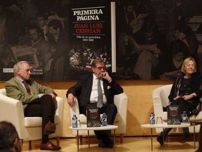 De izquierda a derecha, Jose Alvarez Junco, historiador, Juan Luis Cebrian, Soledad Puertolas y Carles Francino, durante la presentacion del libro Primera Pagina. Foto: Julian Rojas