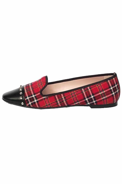 Slipper con estampado escocés y punta de piel decorada con tachuelas de Pretty Loafers (c.p.v).