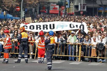 Una pancarta desplegada durante la &#039;masclet&aacute;&#039; vincula al PP con la corrupci&oacute;n pol&iacute;tica.