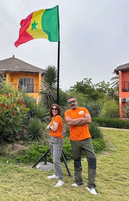 José Varón y Lidia Ramírez, dos de los consejeros delegados de la agencia Ofertas Singles, durante uno de sus viajes a Senegal.