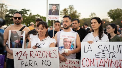 Familiares de víctimas del fentanilo contaminado participan en una vigilia con velas y flores en memoria de sus seres queridos, exigiendo justicia por la mayor tragedia sanitaria del país.