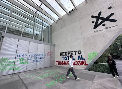 Graffitis realizados por activistas y trabajadoras sexuales en el Museo Universitario Arte Contemporáneo por la pieza de Ana Gallardo, el 13 de octubre de 2024.